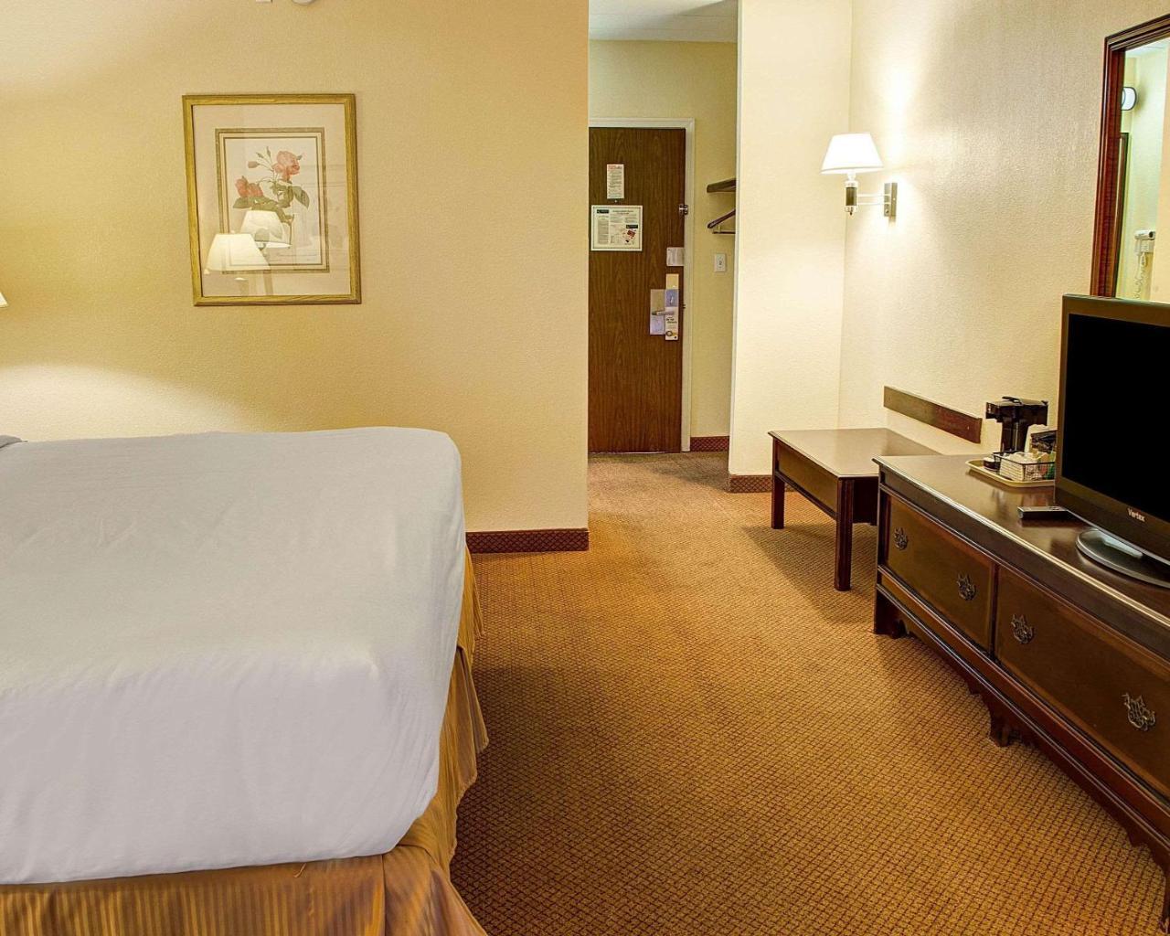 Quality Inn North Yellow Tavern Bagian luar foto